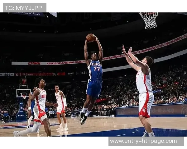 埃奇库姆倒地抢断展现速度76人迅速暂停保护球权