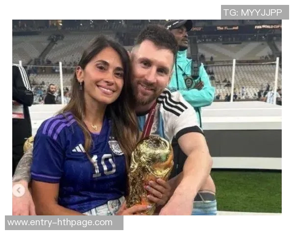 梅西孟买活动获赠印度风格画像与安东内拉共庆浪漫时刻